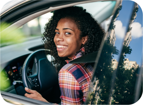 Femme au volant d'une voiture