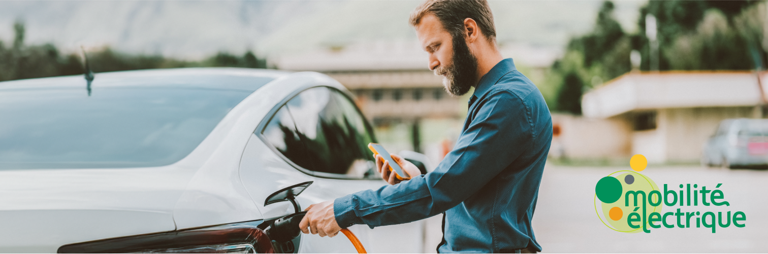 Homme qui recharge une voiture électrique