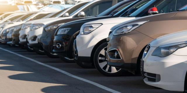 voitures garées sur un parking