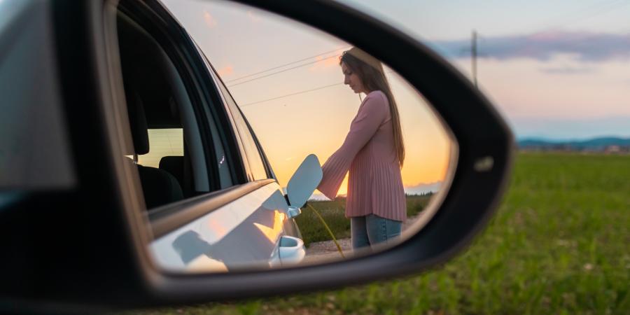 Femme rechargeant son véhicule