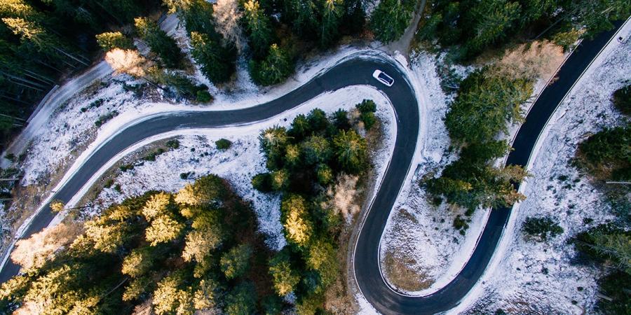 route enneigée vue drone 