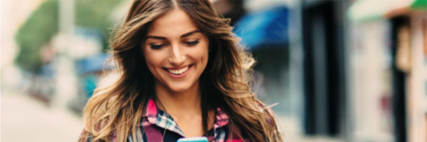 Visuel femme souriante